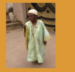 Baba Kekere of OYO Kingdom His real name is Morenikeji Lasisi but they call him Baba Kekere. Baba Kekere has served and survived 3 Alaafins,hence, he could be described as the oldest living human in Alaafin of Oyos compound. His duty is to run errands for the king. Here is a list of Obas he has served: 1. Oba Adeniran Adeyemi II, Lamidis father between 1945 & 1956. 2. Oba Gbadegesin Ladigbolu II between 1956 & 1968 3. Oba Lamidi Adeyemi III, between 1970 & 2022. He walks briskly in and around the Alaafin of Oyo palace. He is very popular not only because of his diminutive figure but because of his humility and he does not get angry. Some call him a man with repository of knowledge of the Palace for he has the history off hand and some call him the Palace library or an archive. He is called Baba Kekere possibly because of his height. His age is unknown because his birth was not recorded but it is assumed that he should be over 100 years now. Oyo kingdom and it's Palace definitely is a repository of Yoruba history.