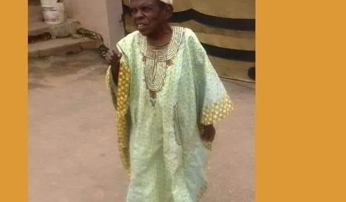 Baba Kekere of OYO Kingdom His real name is Morenikeji Lasisi but they call him Baba Kekere. Baba Kekere has served and survived 3 Alaafins,hence, he could be described as the oldest living human in Alaafin of Oyos compound. His duty is to run errands for the king. Here is a list of Obas he has served: 1. Oba Adeniran Adeyemi II, Lamidis father between 1945 & 1956. 2. Oba Gbadegesin Ladigbolu II between 1956 & 1968 3. Oba Lamidi Adeyemi III, between 1970 & 2022. He walks briskly in and around the Alaafin of Oyo palace. He is very popular not only because of his diminutive figure but because of his humility and he does not get angry. Some call him a man with repository of knowledge of the Palace for he has the history off hand and some call him the Palace library or an archive. He is called Baba Kekere possibly because of his height. His age is unknown because his birth was not recorded but it is assumed that he should be over 100 years now. Oyo kingdom and it's Palace definitely is a repository of Yoruba history.